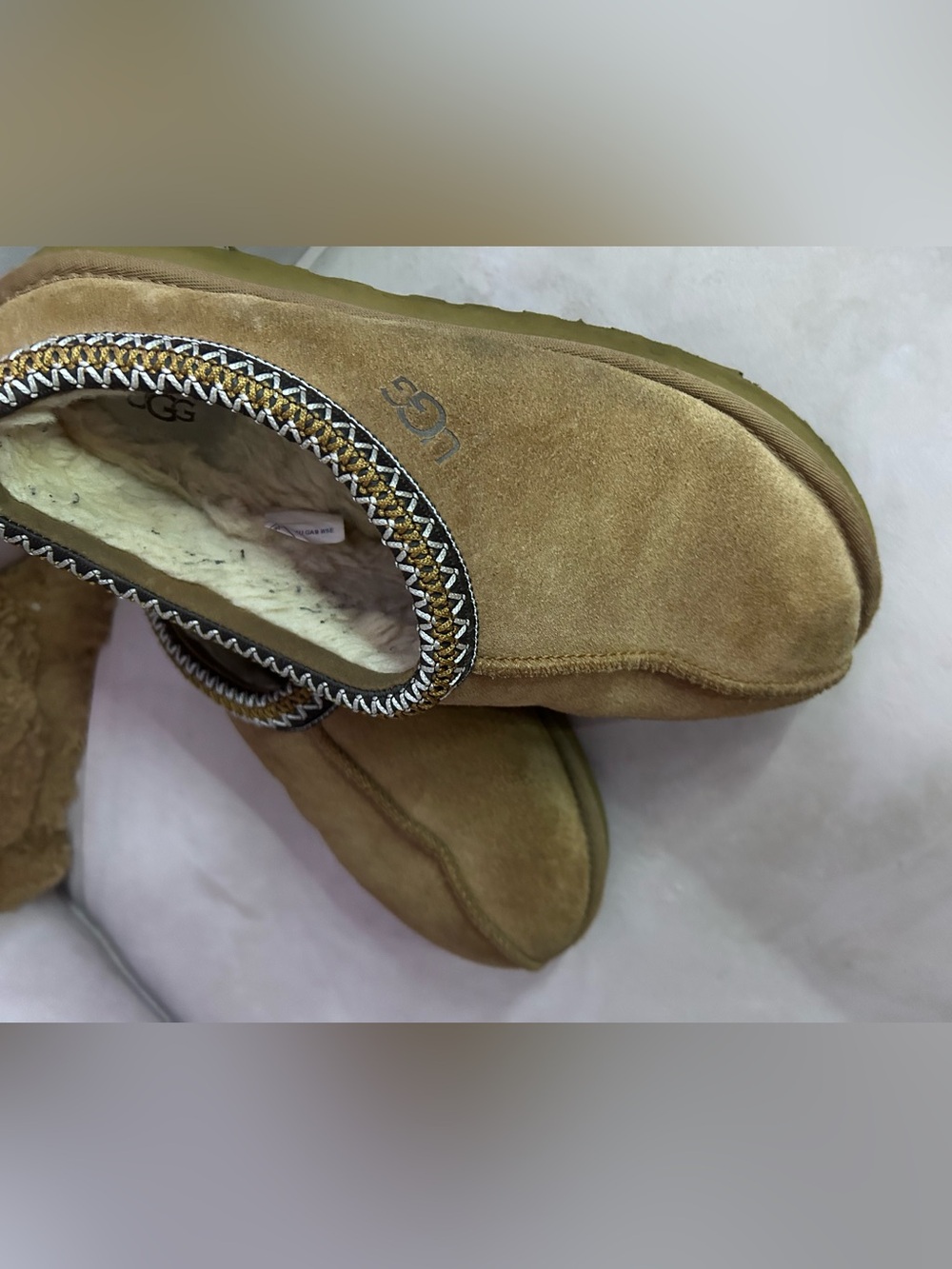 Super cute Tasman UGG slippers!! Comfortable, durable, gently used, trendy!💕